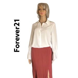 Beautiful blouse by Forever 21 in size M 🌸